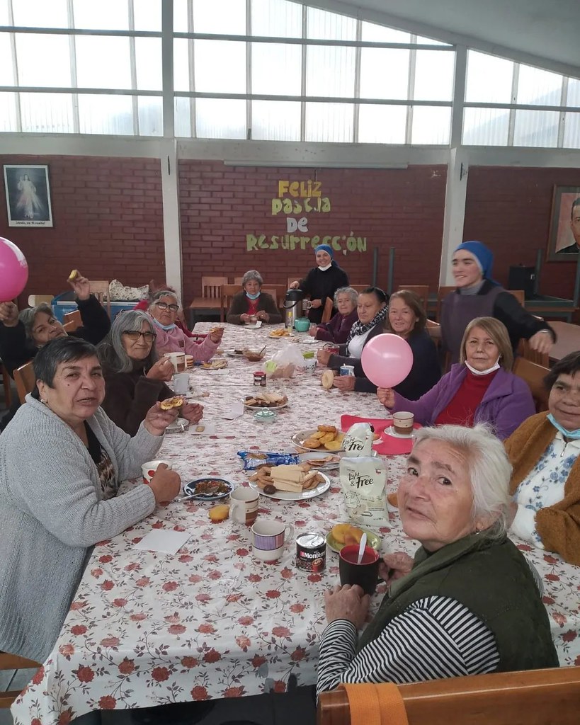 Chile - Festejos de Pascua con los abuelitos del comedor