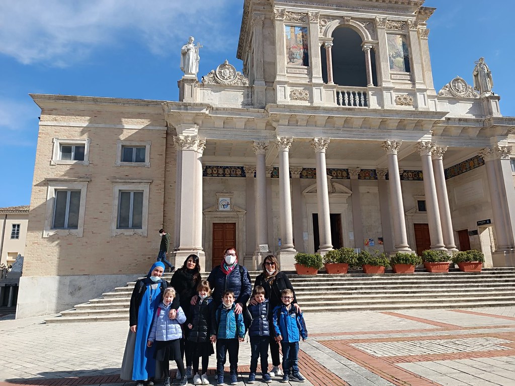 Italia - Visita al Santuario de San Gabriel de la Dolorosa con los niños de la escuela en Teramo