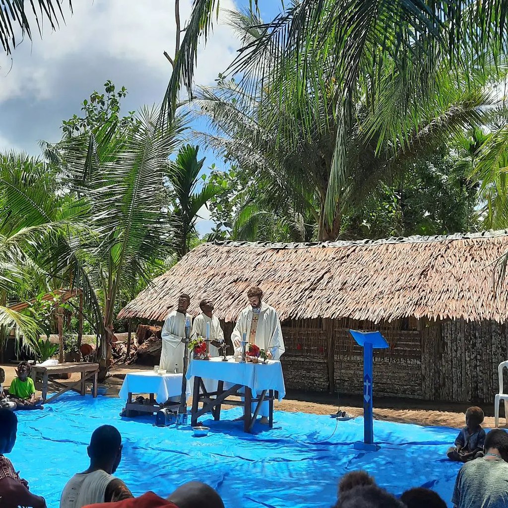 Papúa - Bendición de la nueva y primer Iglesia en Akramanab