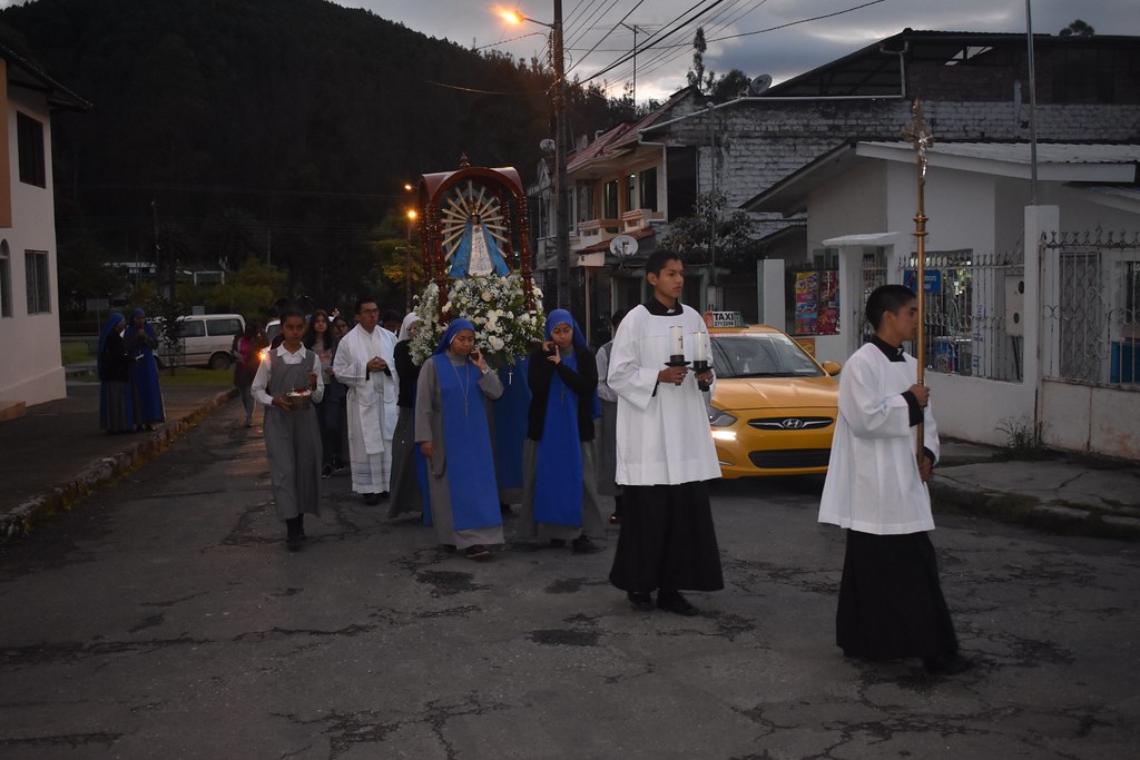 Ecuador - Procesión con las casas de formación