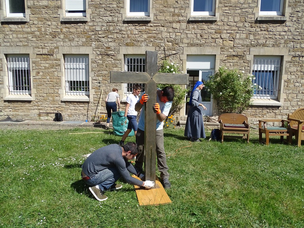 Luxemburgo - Preparando el jardín de la Parroquia