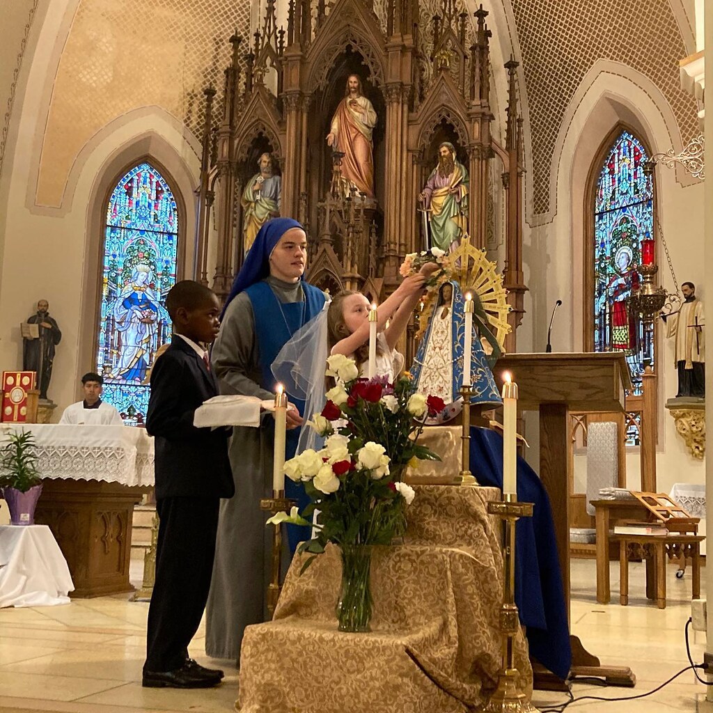 Estados Unidos - Coronando a la Virgen de Luján