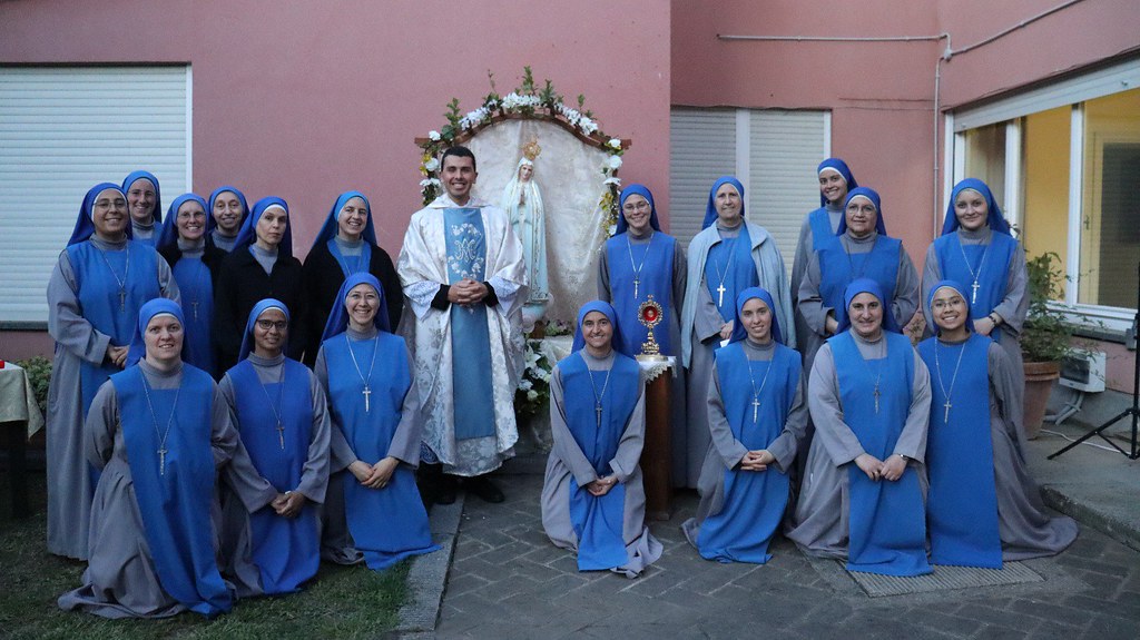 Italia - Entronización de la Virgen de Fátima en la Casa Procura