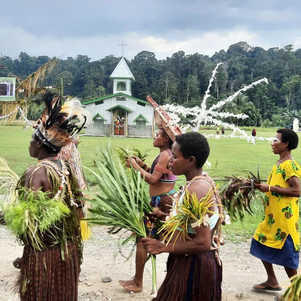 Papúa - Bendición de la Parroquia San Andrés en Finemoi