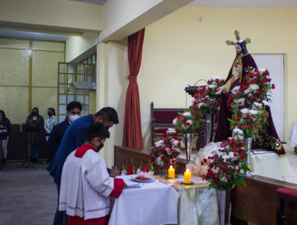 Perú - Consagraciones al Sagrado Corazón en la Parroquia de Guadalupe