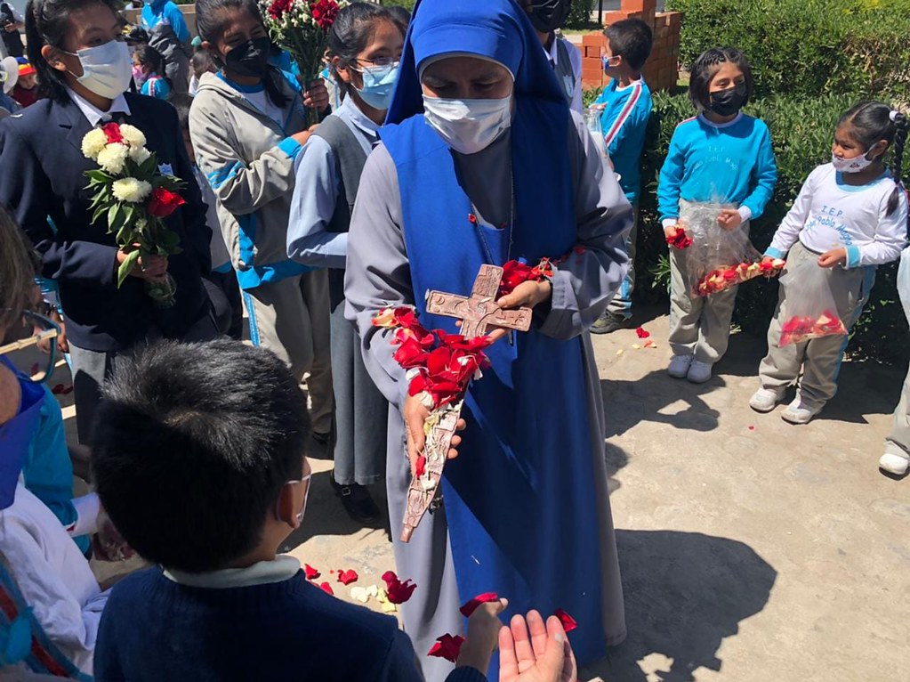 Perú - Exaltación de la Cruz en el Colegio San Juan Pablo Magno
