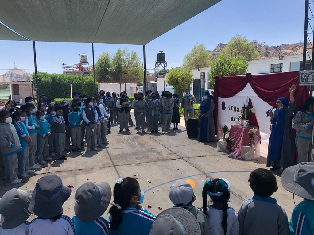 Perú - Exaltación de la Cruz en el Colegio San Juan Pablo Magno