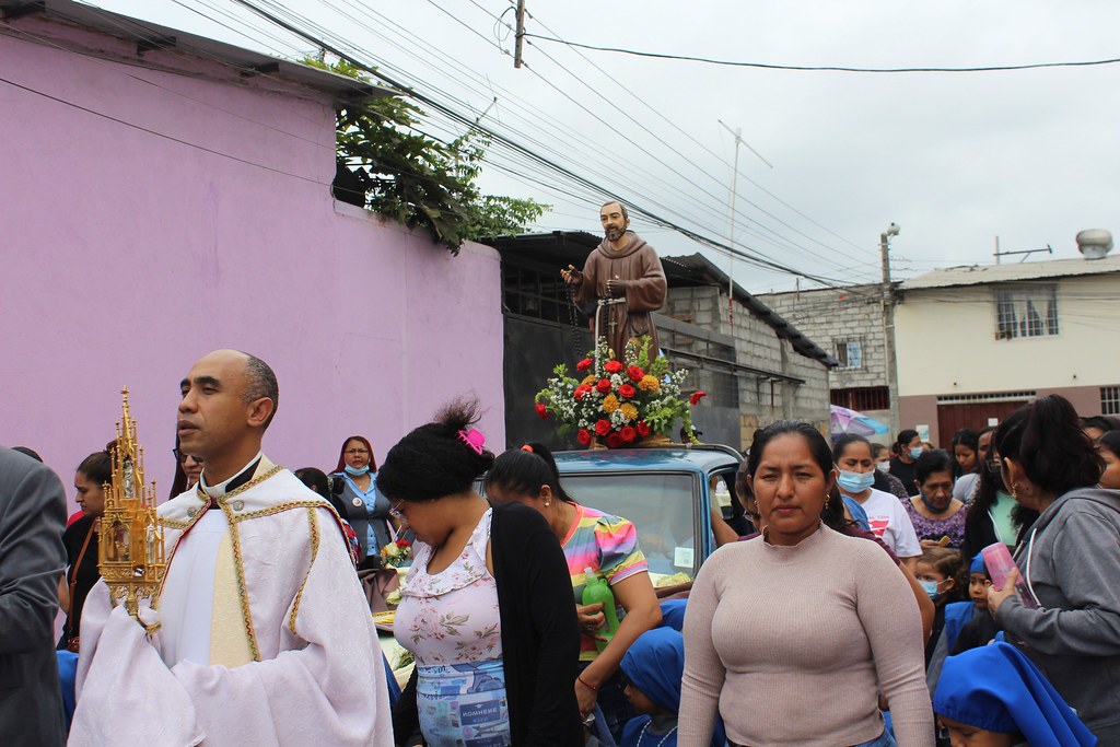 Ecuador - Fiesta Patronal en la Parroquia y Escuela San Pío de Pietrelcina