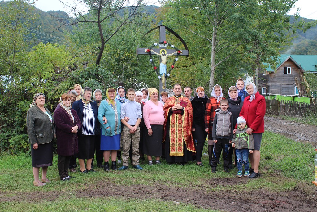 Ucrania - Bendición de un nuevo crucifijo en Dubove