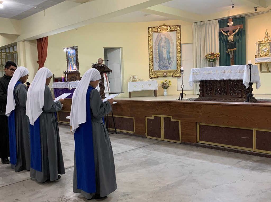 Perú - Consagración a María de 3 novicias