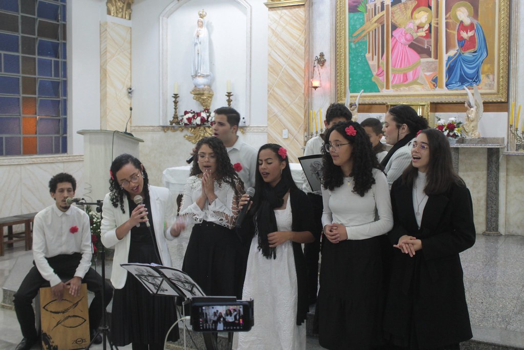 Brasil - Competencia de canto de los juegos florales en la Parroquia Verbo Encarnado