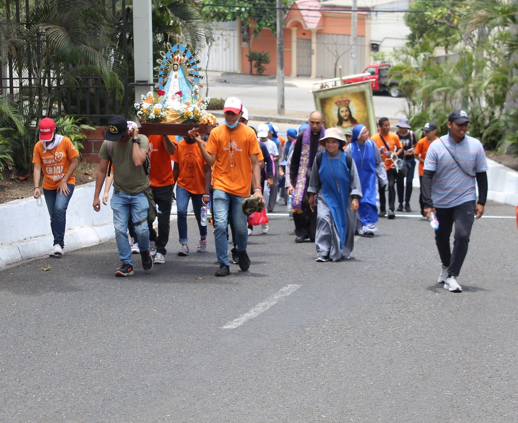 Ecuador - Peregrinación de la Virgen del Rosario con las Voces del Verbo