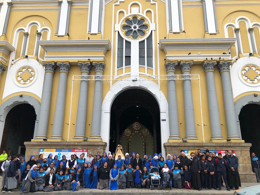 Ecuador - Peregrinación desde la catedral de Loja hasta el noviciado reina de El Cisne