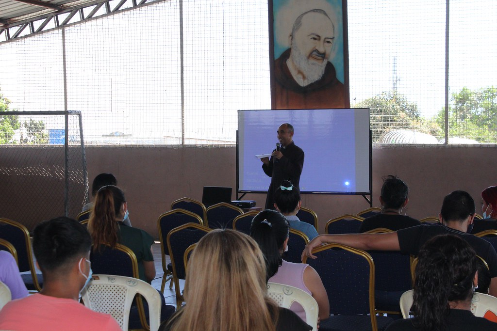 Ecuador - Apostolado "Escuela para Padres de Familia" en la Escuela San Pío