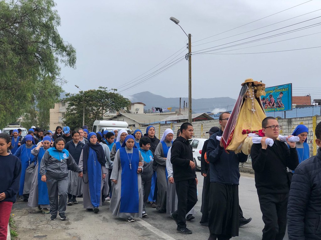 Ecuador - Peregrinación desde la catedral de Loja hasta el noviciado reina de El Cisne
