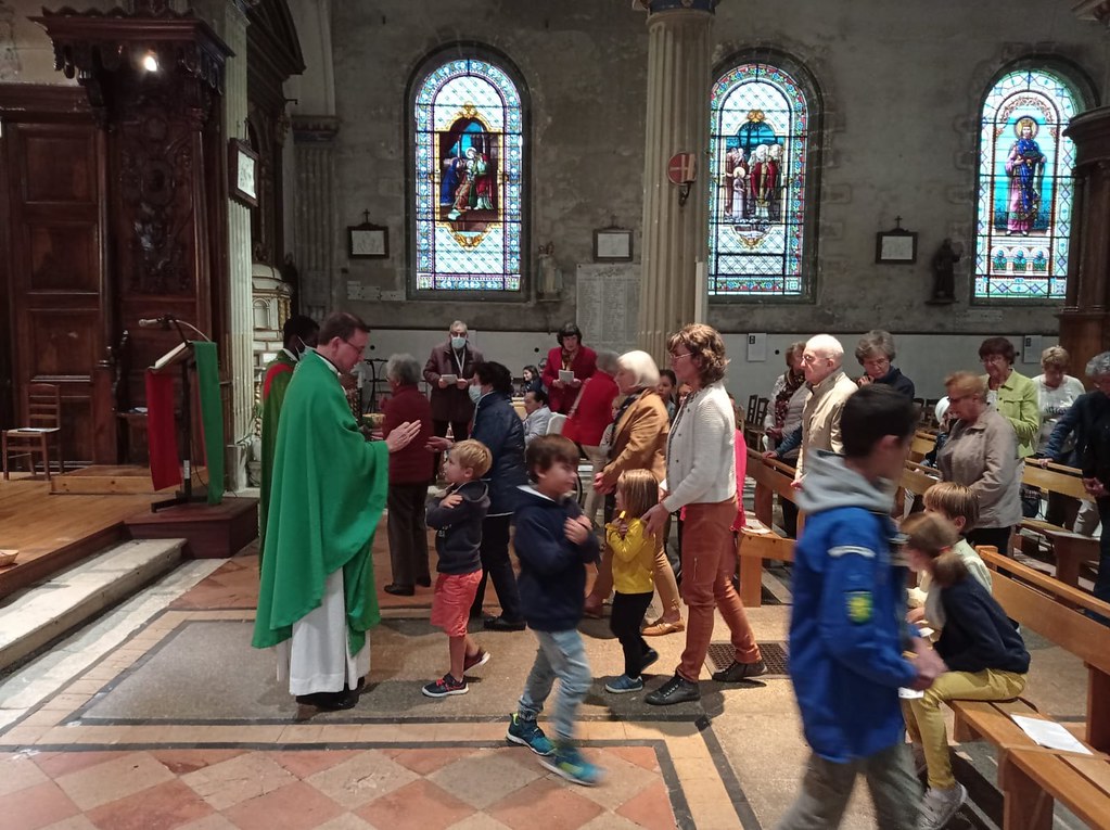 Francia - Misa con los niños del catecismo y sus familias en Saint Vivien