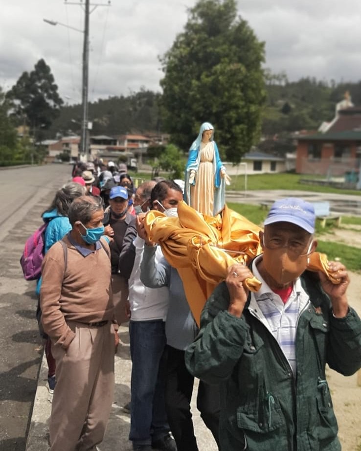 Ecuador - Procesión con los abuelos de Caritas en Zamora Huayco