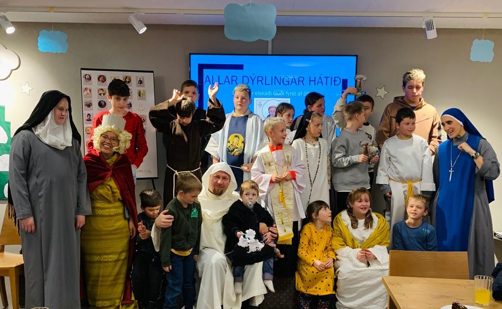 Islandia - Solemnidad de Todos los Santos en la Parroquia San Francisco de Asís