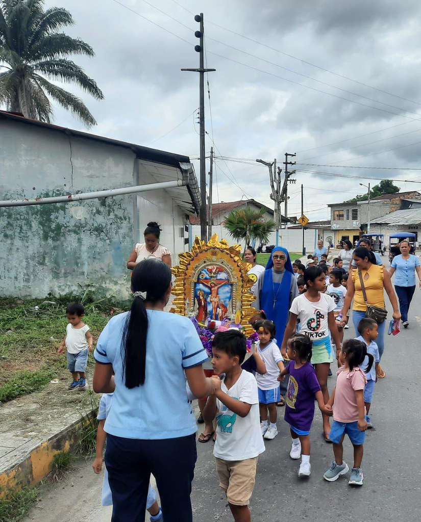 Perú - Procesión con el Señor de los Milagros en Iquitos