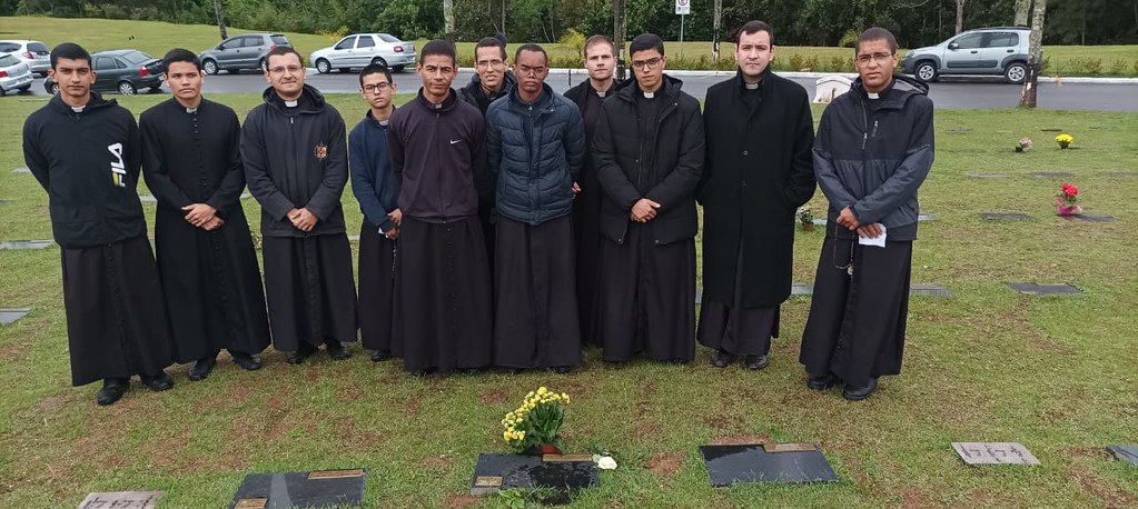 Brasil - Visita a la tumba del P. Marcos Enrique Juan en el Cementerio de São Paulo