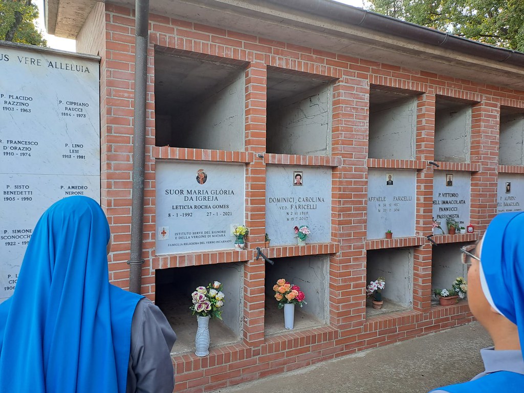 Italia - Visita a la tumba de la Hna. Maria Glória da Igreja en Soriano