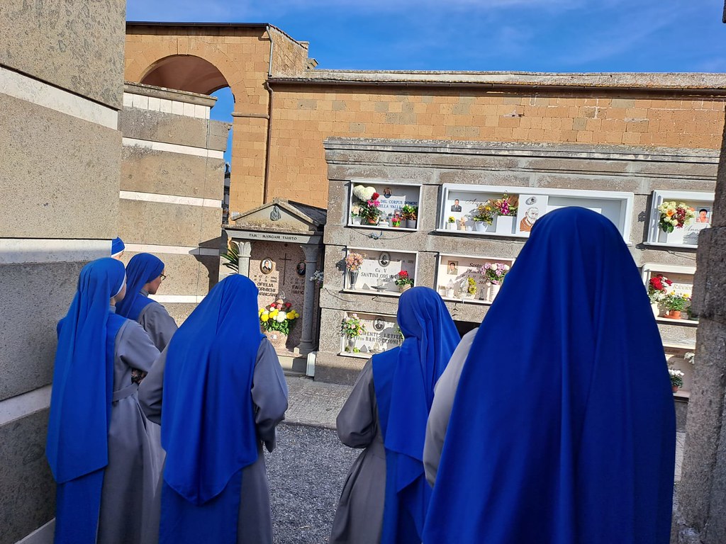 Italia - Visita a la tumba de la Hna. Maria del Corpus Domini en Tuscania