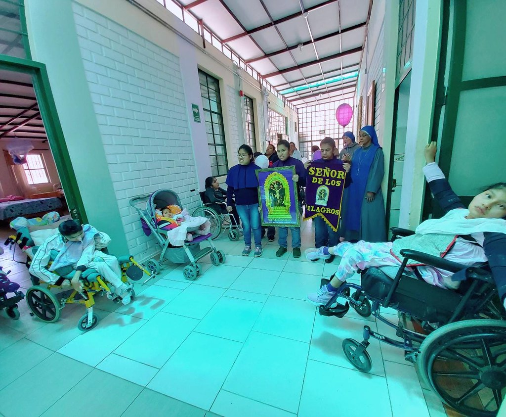 Perú - Procesión con el Señor de los Milagros en el Cottolengo