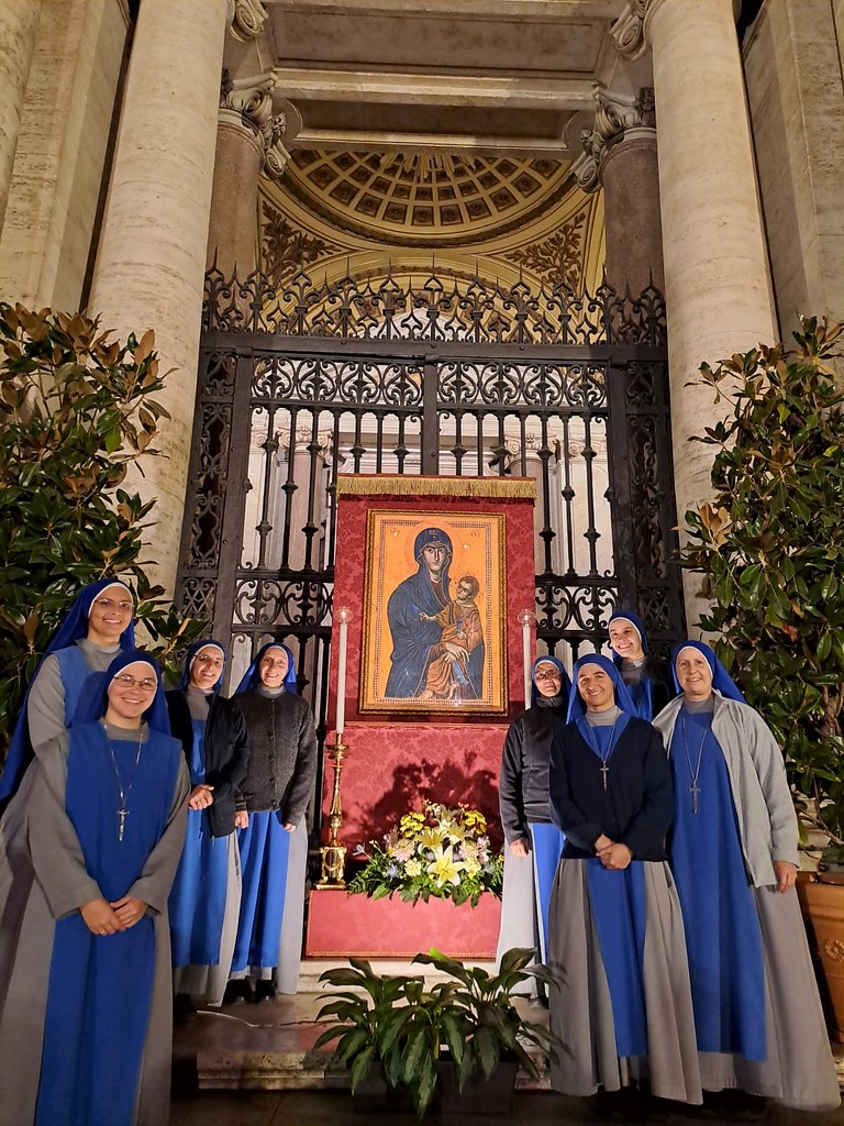 Italia - Rezo del Rosario en la Plaza de Santa María la Mayor en Roma