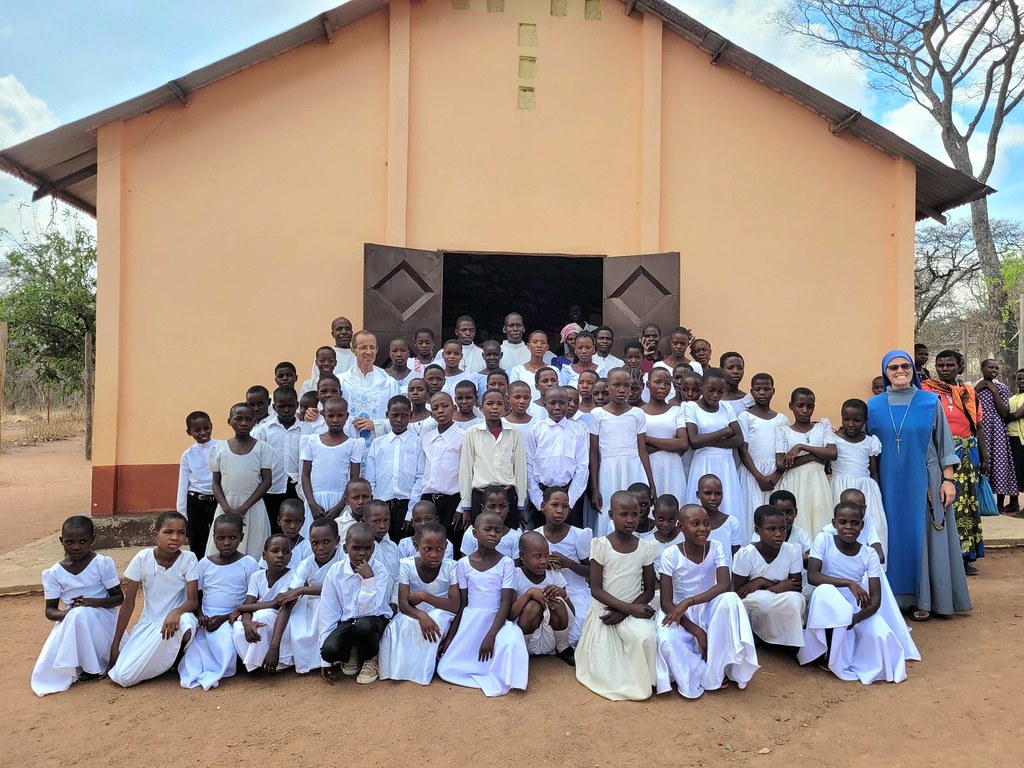 Tanzania - Primera Comunión de 65 niños en Nyasa