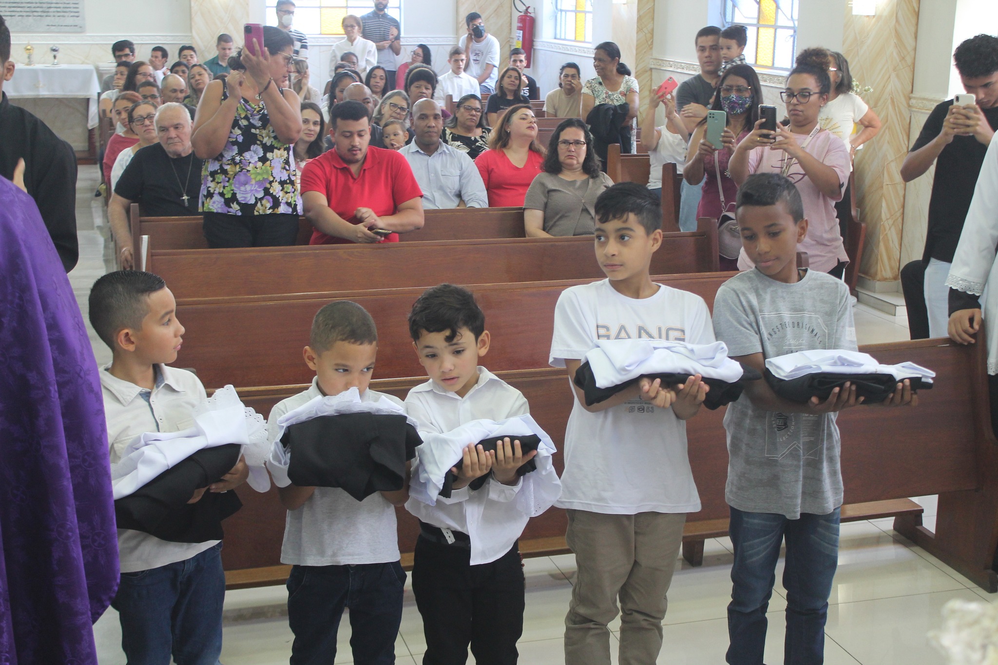 Brasil - Imposición de roquetes de los nuevos monaguillos