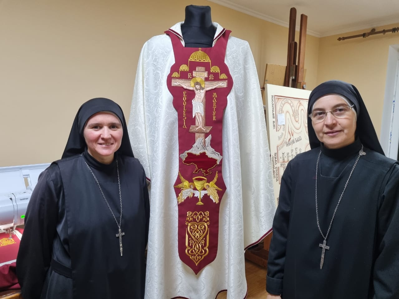 Ucrania - Casulla hecha por nuestras contemplativas para el Santo Padre