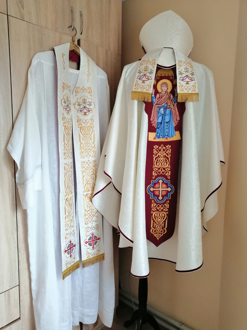 Ucrania - Casulla hecha por nuestras contemplativas para el Santo Padre