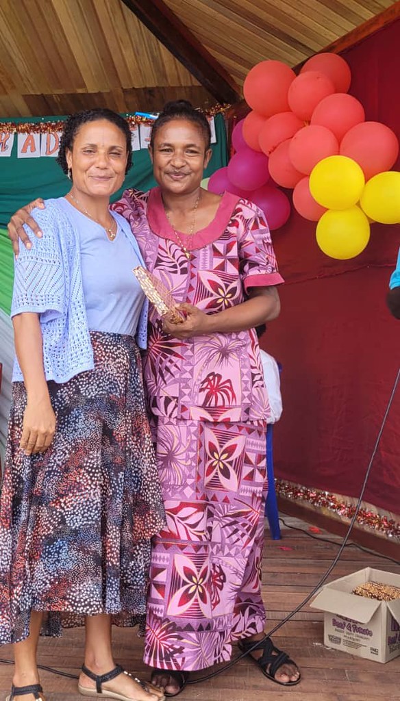 Papúa - Graduación de dos niñas del Hogar